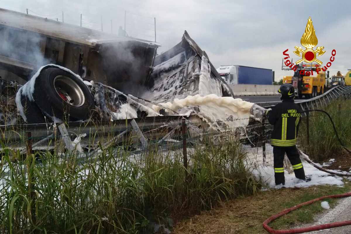 INCIDENTE IN A4 TRA MEZZI PESANTI: UN FERITO